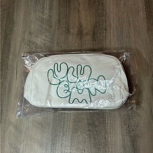 🦄 NWT Lululemon Everywhere Crossbody 1L Embroidery *bone/Cascadia  green*🦄